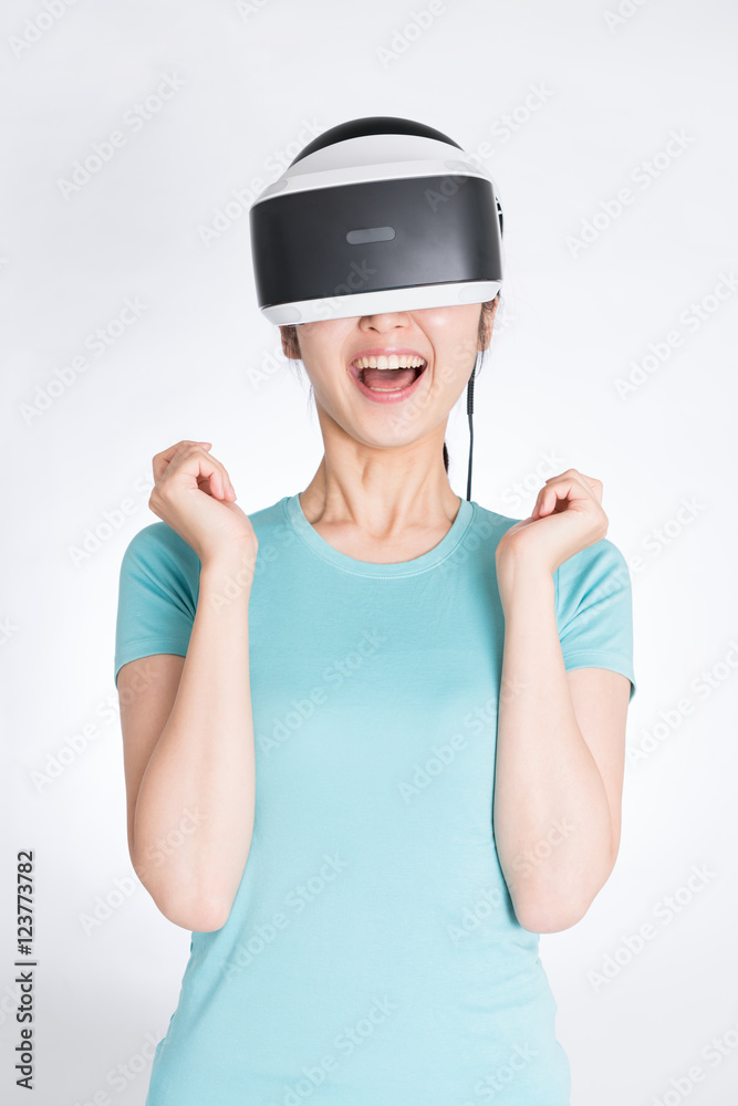VRヘッドセットを装着した女性