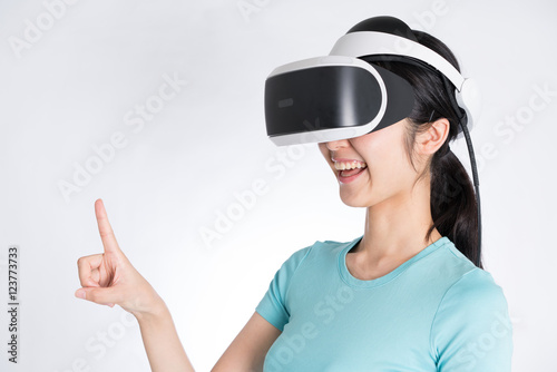 VRヘッドセットを装着した女性 © blanche