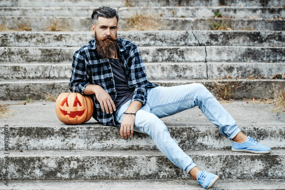 Fotografie halloween bearded man with pumpkin