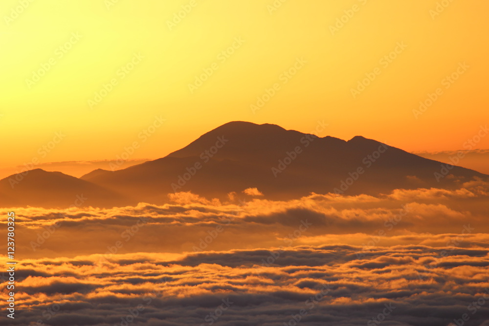 雄山の頂上から見た早朝の雲海