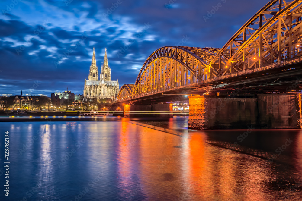 Fototapeta premium Cologne Cathedral at night in Cologne, Germany