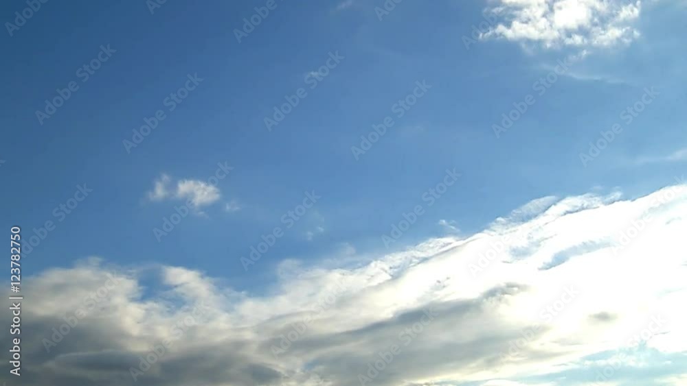 blauer Himmel mit weißen Wolken im Zeitraffer
