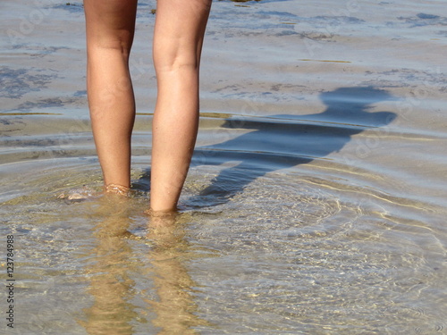 Gambe di donna al mare - camminare