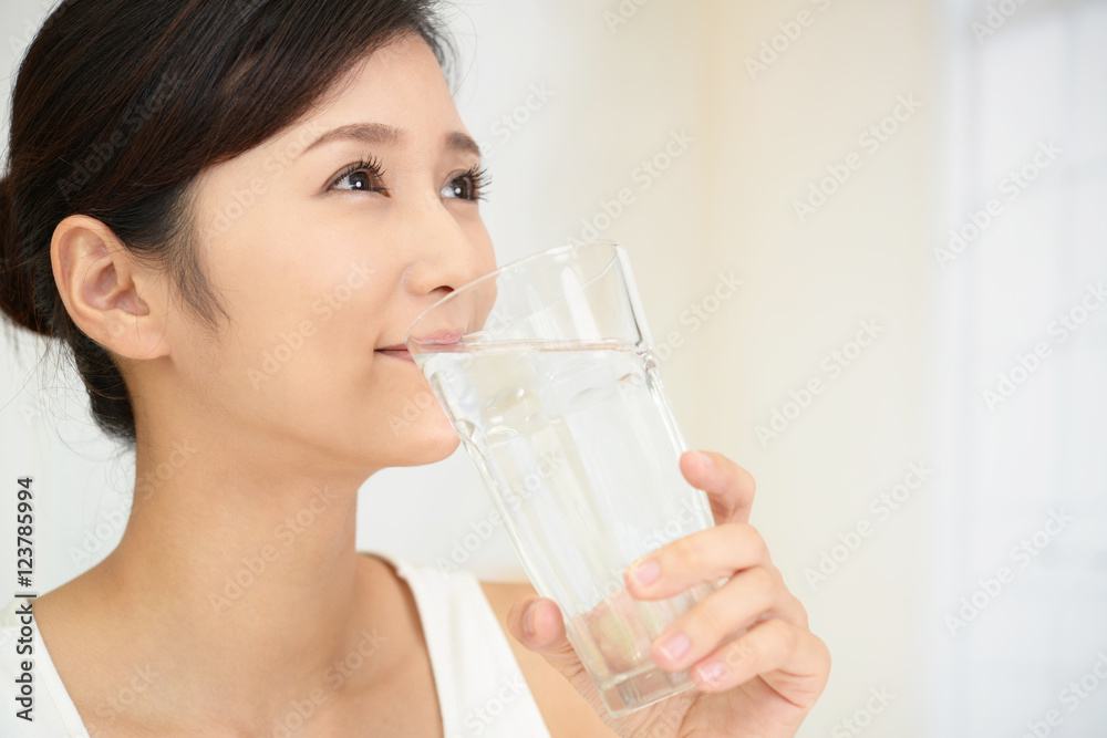 お水を飲む女性 お水を飲む女性