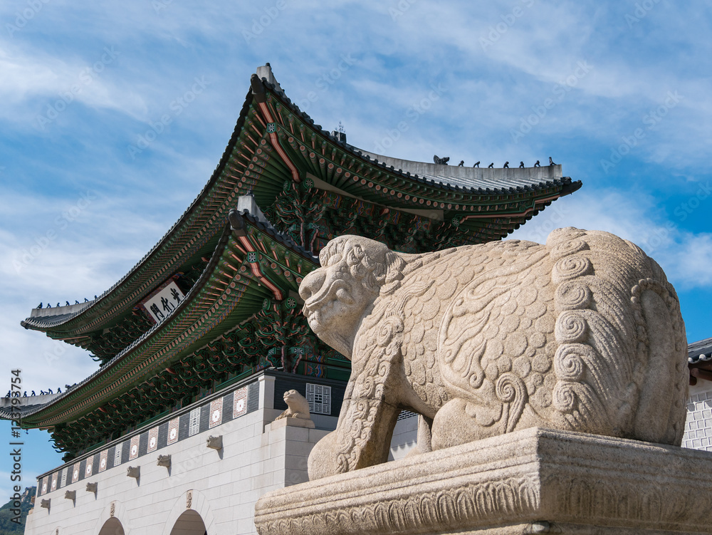 Fototapeta premium Gwanghwamun Gate (ソウル 光化門) in Seoul, Korea