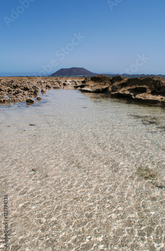Fuerteventura, Isole Canarie: la bassa marea su Grande Playas beach, una delle spiagge più famose per il surf e il kitesurf, con vista sull'isolotto di Lobos il 31 agosto 2016 