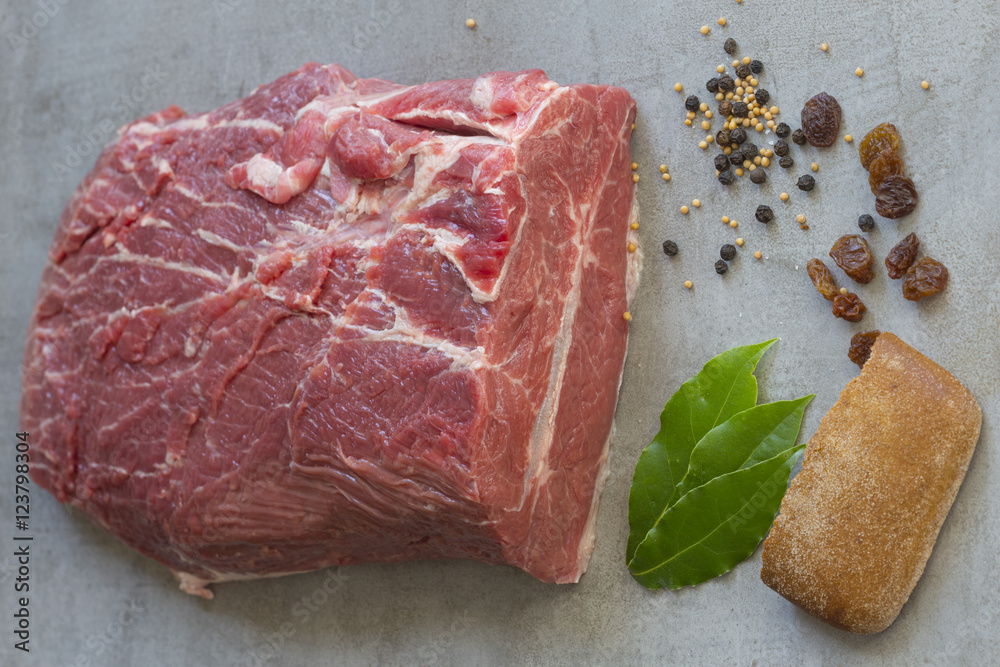 Ein Stück Rindfleisch mit passenden Gewürzen und Soßenlebkuchen für einen Sauerbraten Münchner