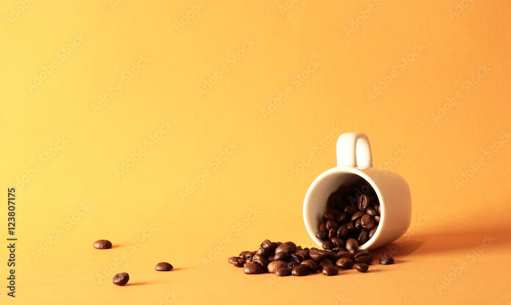 Obraz premium tazza bianca con chicchi di caffè