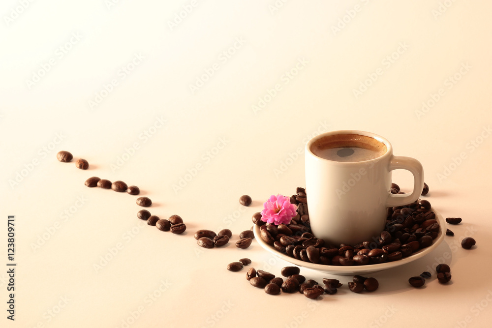 Fototapeta premium tazza di caffè su chicchi di caffè