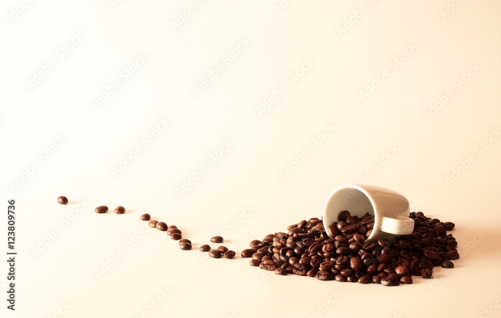 Naklejka premium tazza bianca su chicchi di caffè