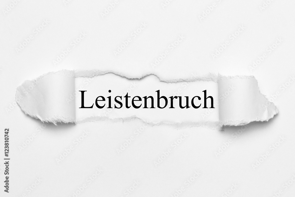 Obraz premium Leistenbruch auf weißen gerissenen Papier