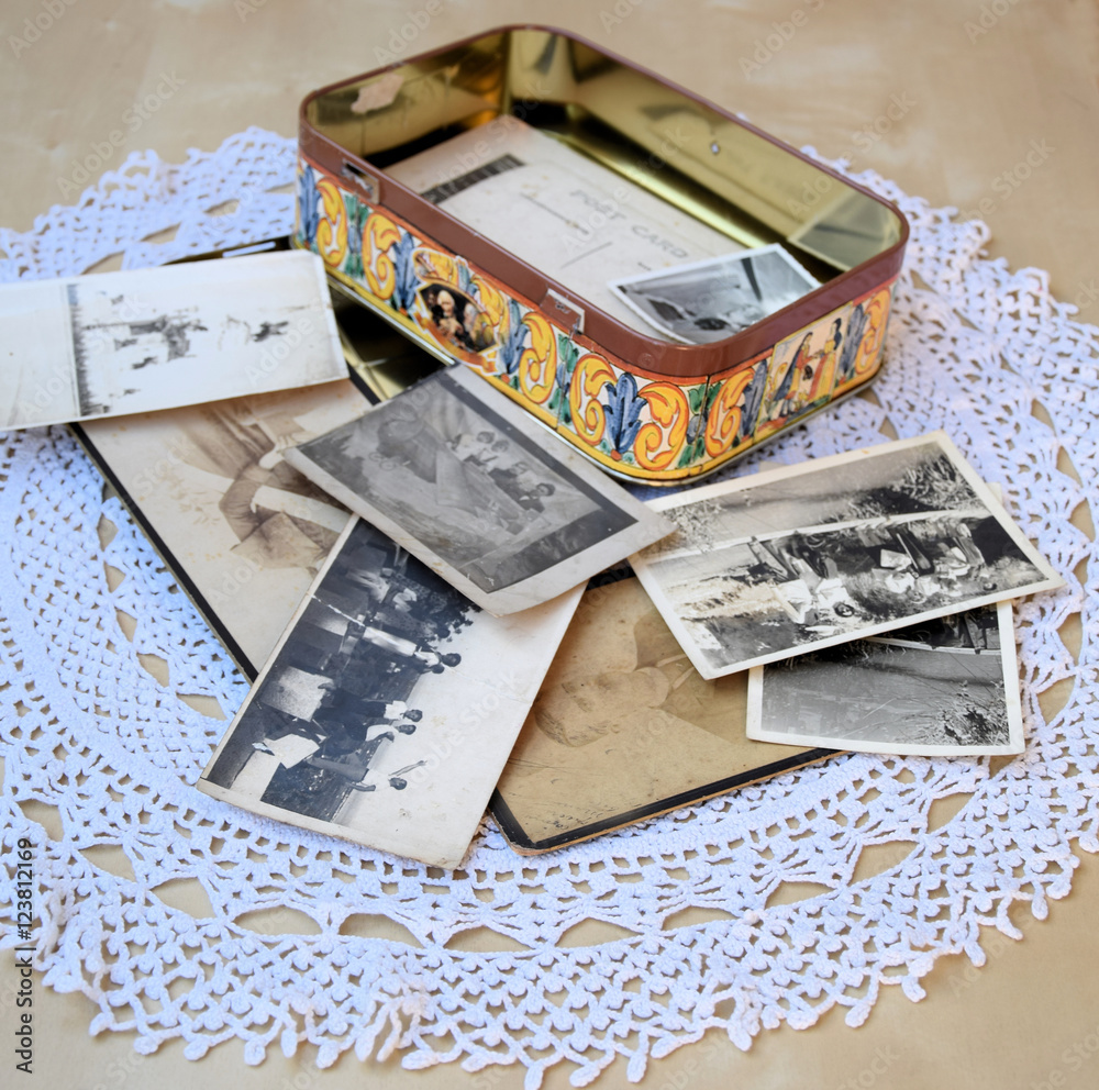 Recuerdos. Pequeña caja metálica donde guardar los recuerdos de una vida.  Stock Photo