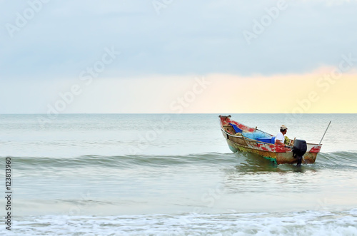 Canvas-taulu Fishermen ready to go to the sea at the morning.