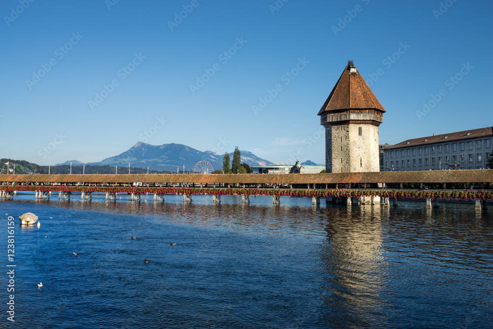 Kapellbrücke und Wasserturm in Luzern, Schweiz mit Spiegelungen in der Reuß.
