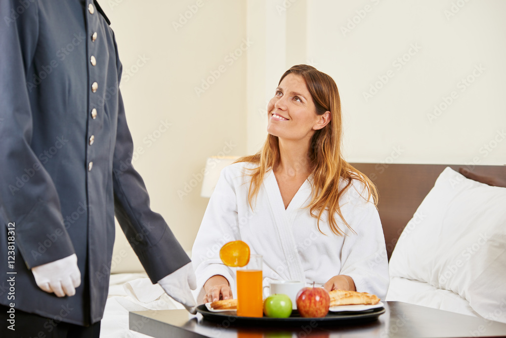Bedienung bringt Frühstück ins Hotelzimmer