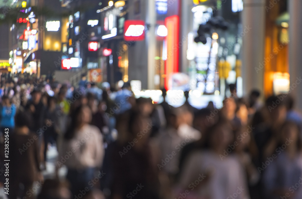 Fototapeta premium Tłum ludzi poruszających się na ulicy w nocy w Seulu - Korea Południowa - niewyraźny obraz abstrakcyjny