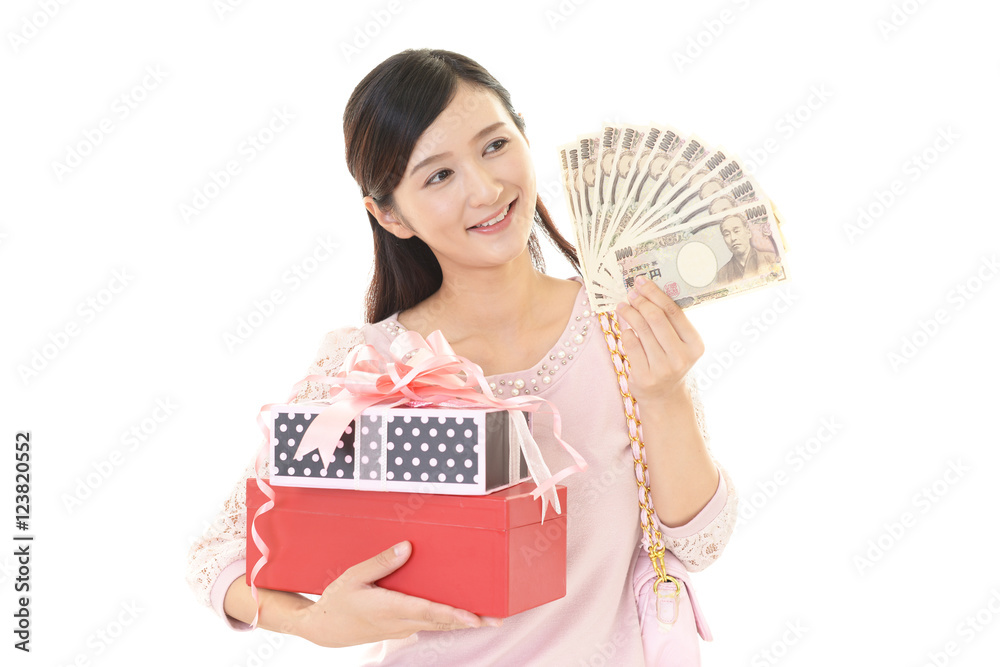 紙幣を持つ笑顔の女性