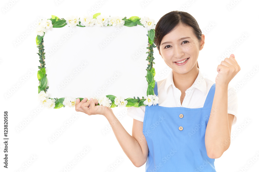 案内板を持つ女性