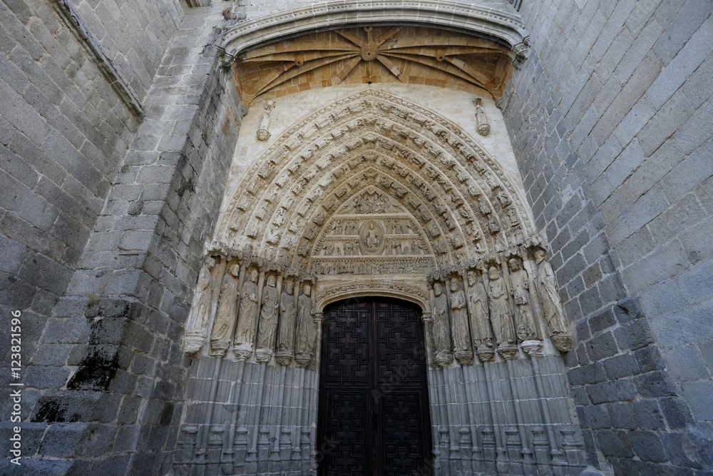 Puerta norte,de los Apóstoles en Catedral de Cristo Salvador de Ávila  templo de culto católico  Castilla y León, España. Fué fortaleza, y su ábside uno de los cubos de la muralla de la ciudad.