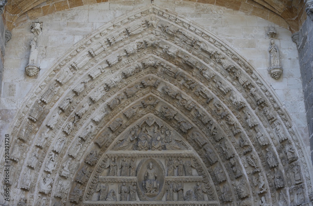 Puerta norte,de los Apóstoles en Catedral de Cristo Salvador de Ávila templo de culto católico Castilla y León, España. Fué fortaleza, y su ábside uno de los cubos de la muralla de la ciudad. Puerta norte,de los Apóstoles en Catedral de Cristo Salvador de Ávila templo de culto católico Castilla y León, España. Fué fortaleza, y su ábside uno de los cubos de la muralla de la ciudad.
