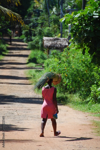 Photography Africaine qui porte sur la tête