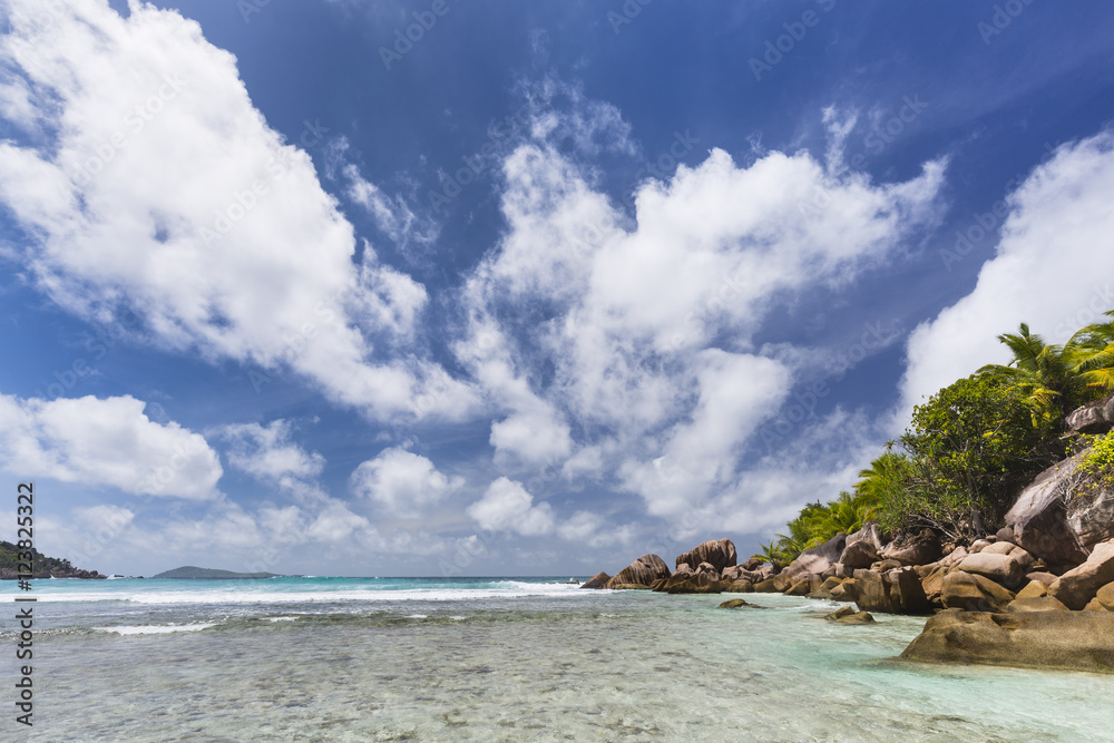 Fototapeta premium Shallow Water in La Digue, Seychelles