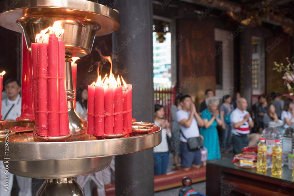 Fototapeta premium Offering candles and praying people at Longshan Temple in Taipei, Taiwan 台湾・台北の寺院 龍山寺