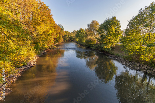 Flusslandschaft im Herbst