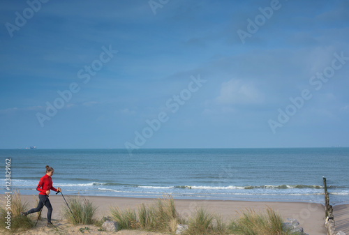 jeune fille faisant de la marche nordique