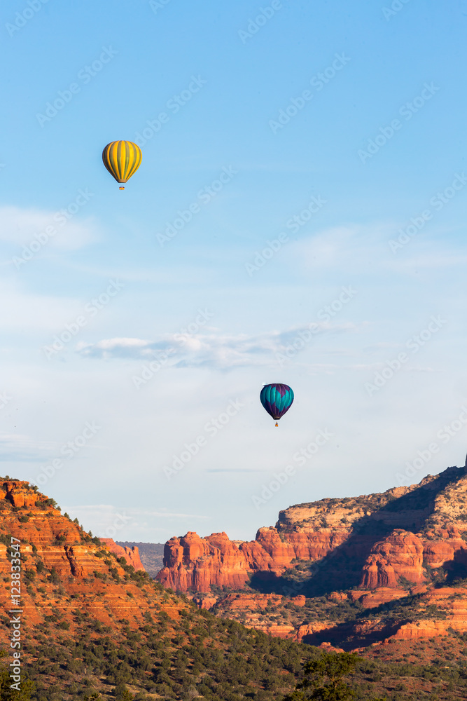 Obraz premium Hot Air Balloning in Sedona Arizona.