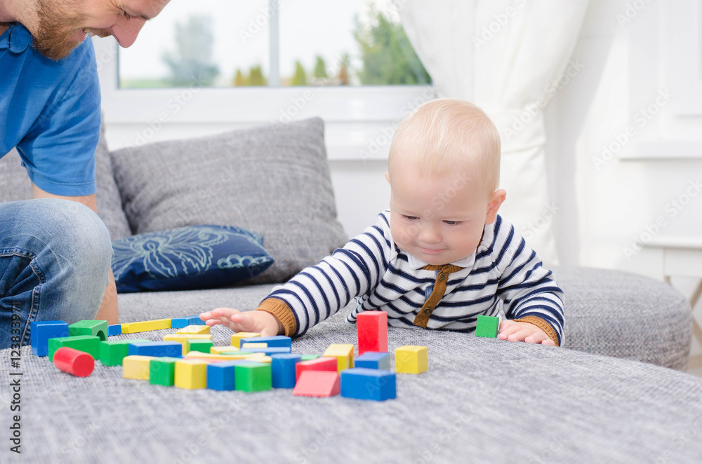 Vater und Sohn beim Spielen Vater und Sohn beim Spielen