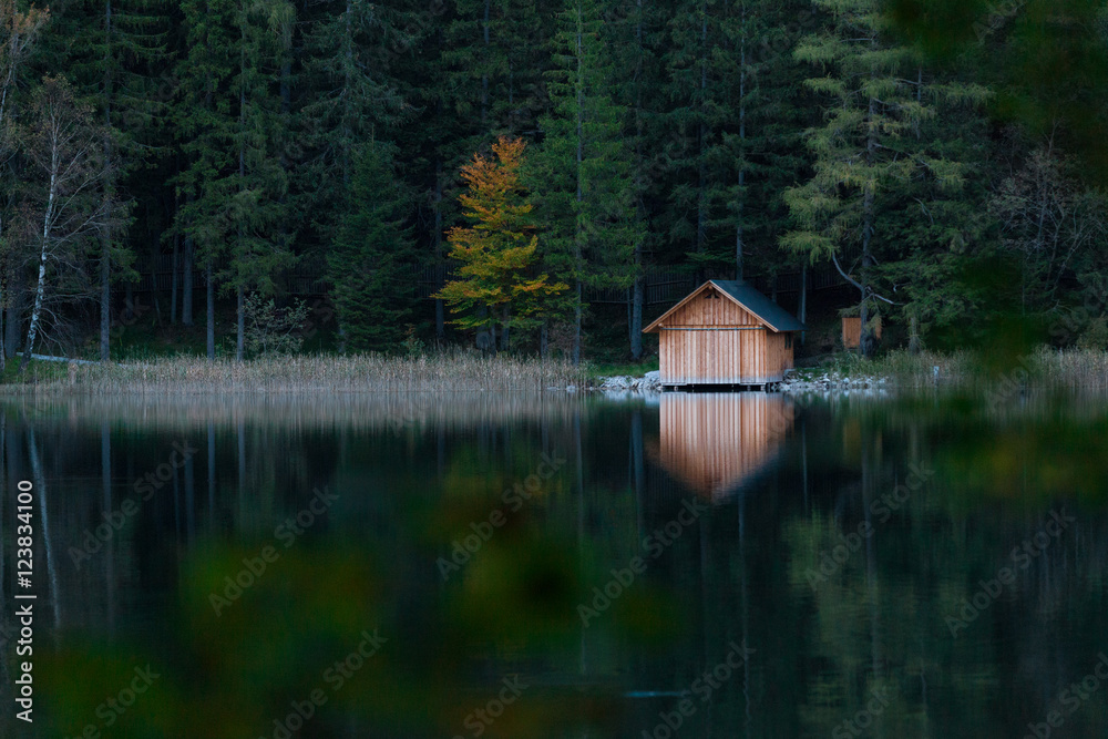 Obraz premium Lake cabin