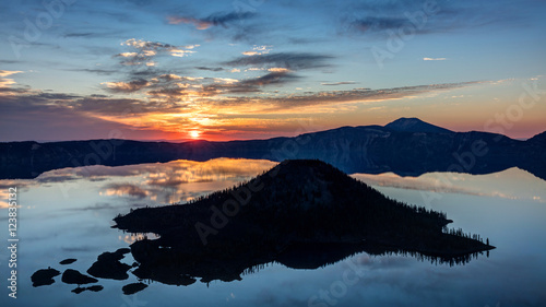 Φωτογραφία Silhouette of Wizard island at Sunrise