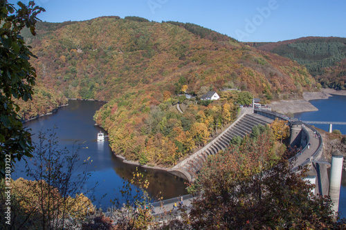 Blick auf die Urftseestaumauer zwischen Urftsee und Obersee im Nationalpark Eifel photo