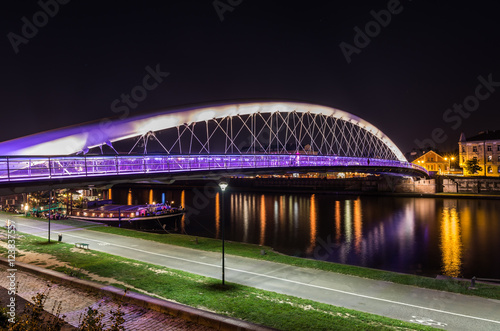 Fototapet Bernatka footbridge over Vistula river in Krakow in the night