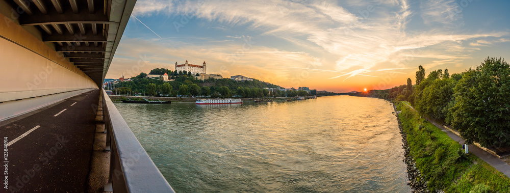 Obraz na płótnie Bratislava Castle from the bridge {panorama}, Slovakia w salonie