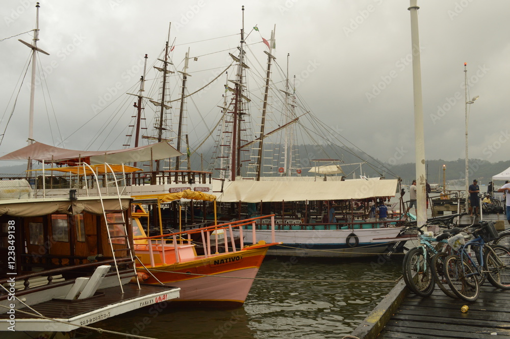 barcos no mar de Paraty RJ Brasil