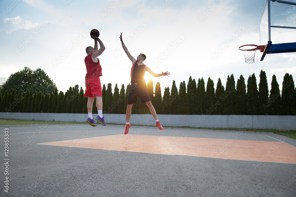 Obraz premium Two basketball players on the court outdoor