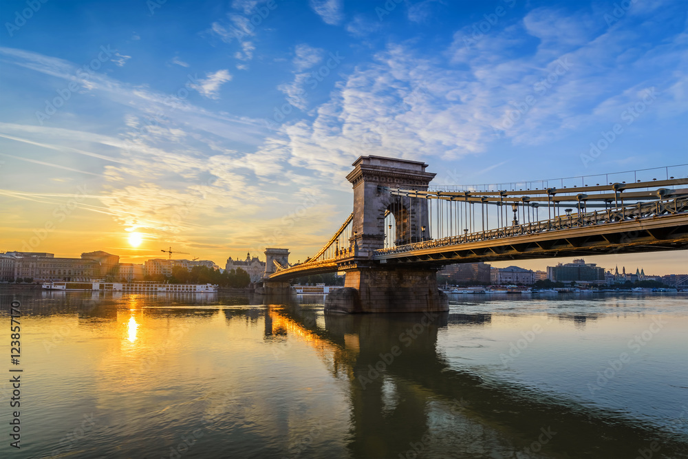 Fototapeta premium Sunrise at Budapest Chain Bridge, Budapest, Hungary