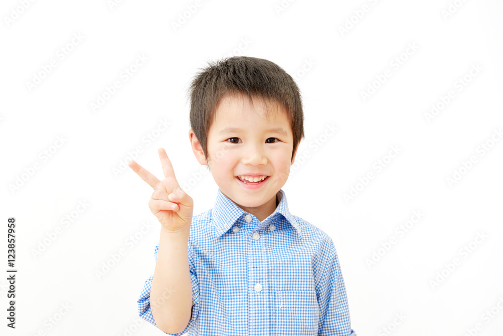 男の子 ピースサイン 白バック 男の子 ピースサイン 白バック