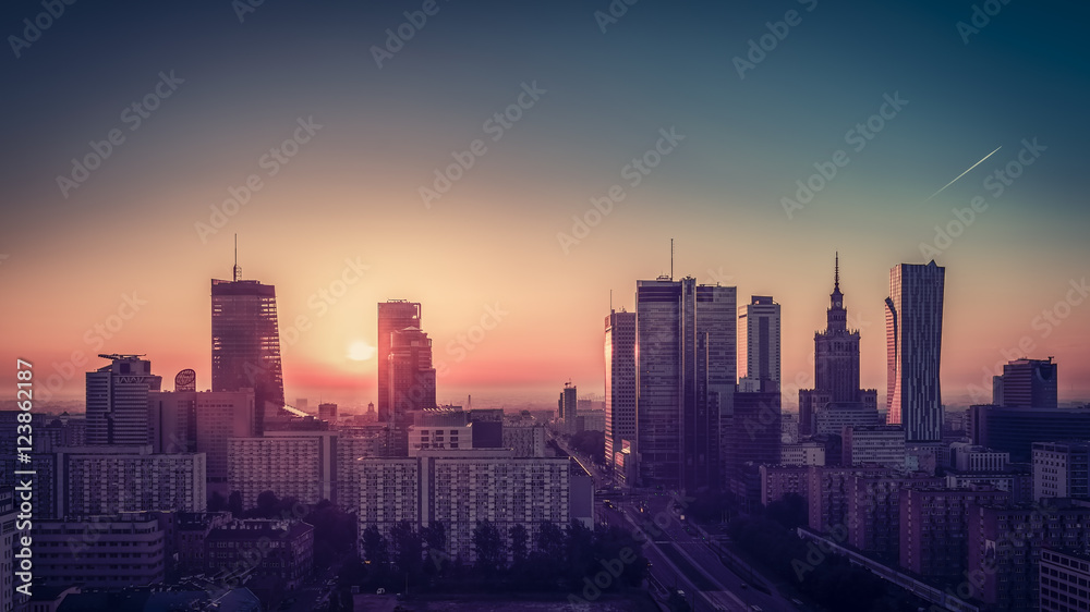 Naklejka premium Wschód słońca nad Warszawa Śródmieście Skyline, Polska