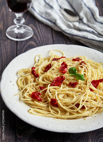 Spaghetti with sun-dried tomatoes and black pepper