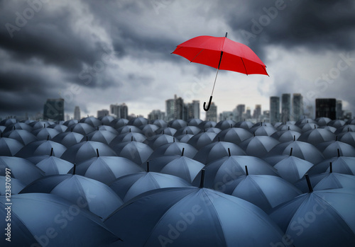 Canvastavla red umbrella outstanding from the others, uniqueness