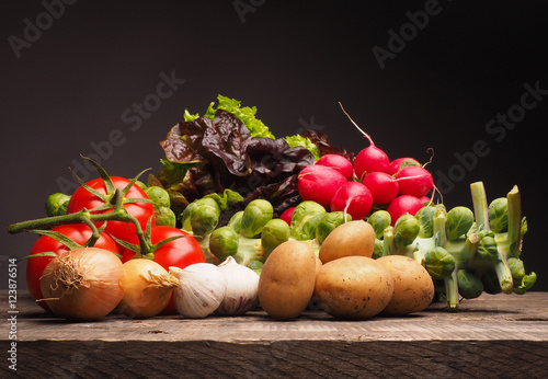 Fototapeta Naklejka Na Ścianę i Meble -  Frisches Bio Gemüse auf einem Holztisch