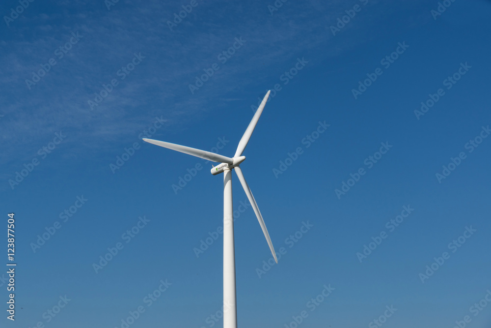 Windräder und blauer Himmel Windräder und blauer Himmel