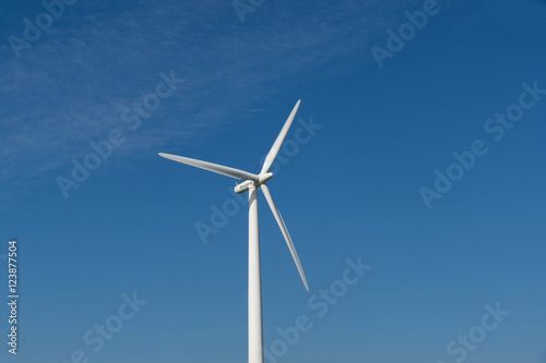 Windräder und blauer Himmel