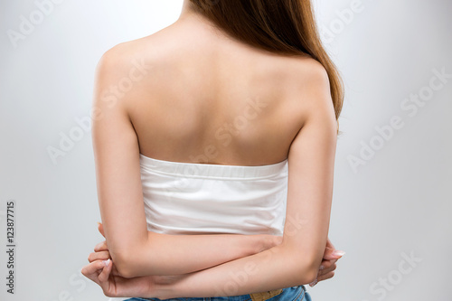 肩甲骨 / 若い女性