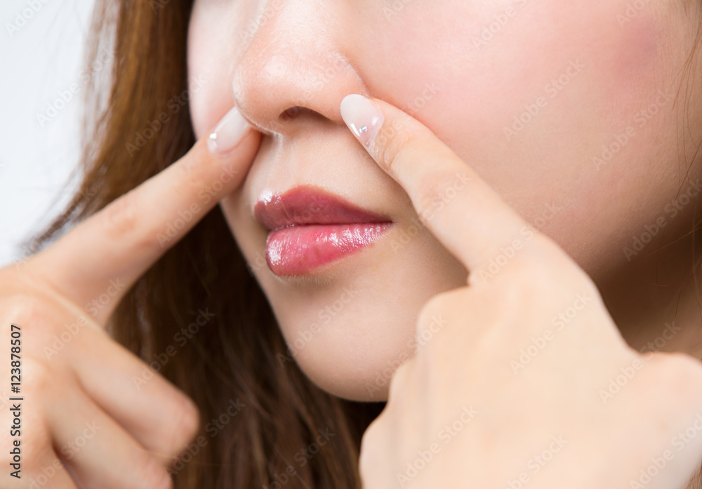 Naklejka premium 小鼻を指差す女性