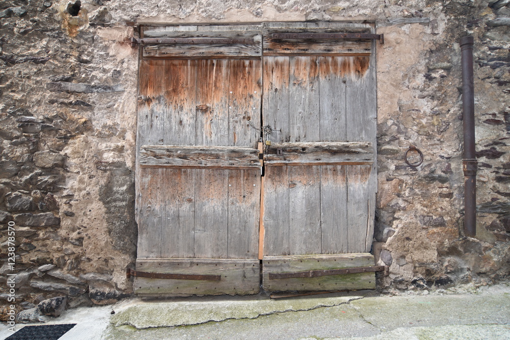 Vieille porte en bois d’une grange de village en montagne Vieille porte en bois d’une grange de village en montagne