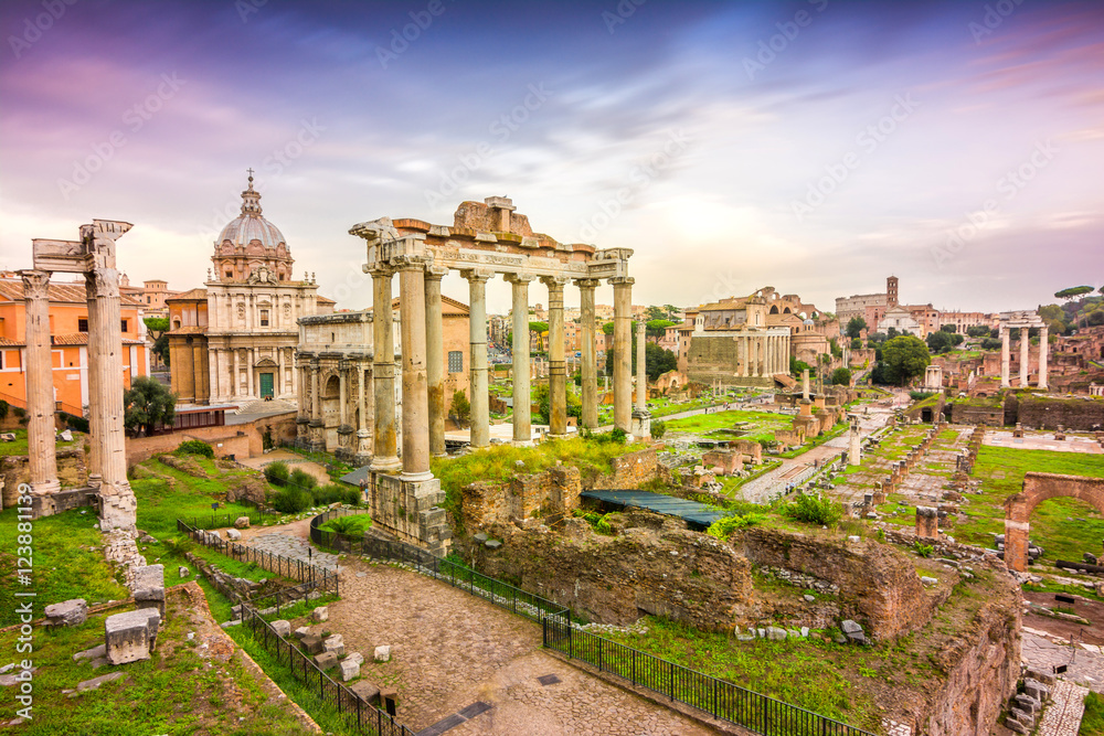 Fototapeta premium zachodzie słońca na forum rzymskim w rzymie